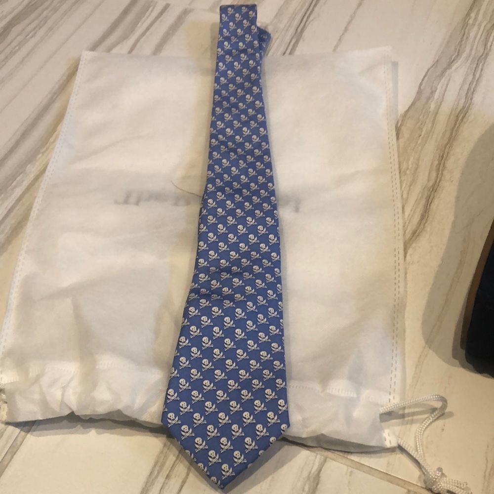 Boys Vineyard Vine tie. Used and perfect condition. 100% silk. Blue skull tie